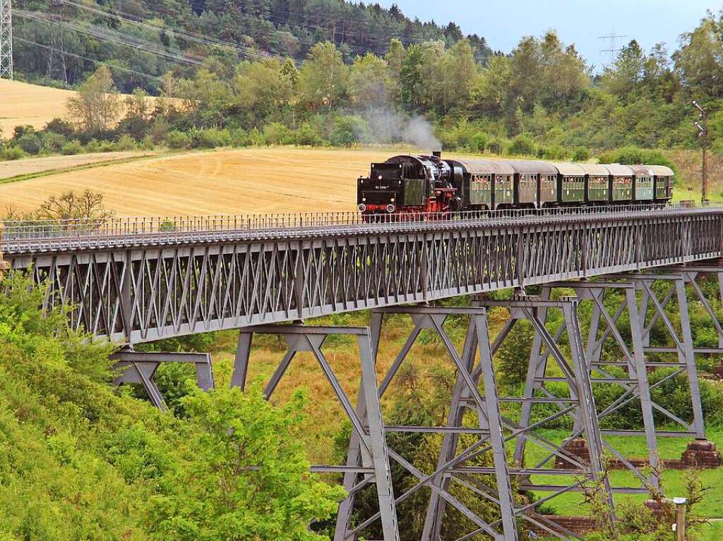 Sauschwnzle, was fr ein Spitzname. Und doch sehr treffend. So wie ein Sauschwanz geringelt ist, windet sich auch diese Bahn durch eine verschlungene Strecke von  Blumberg bis Weizen.