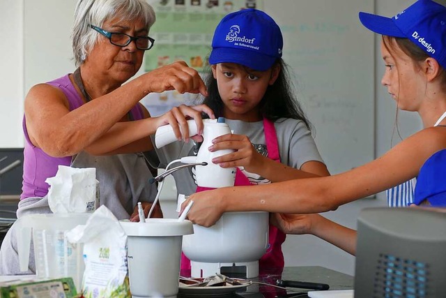 Erika Schbel backt mit einigen Kindern Waffeln.  | Foto: Verena Pichler