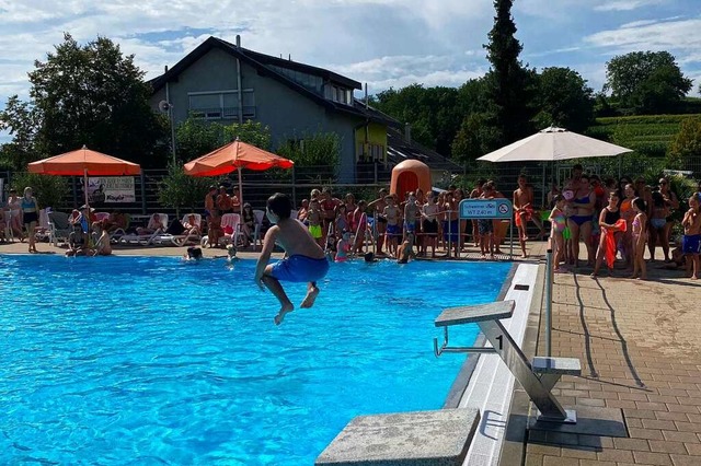 Beim Arschbomben-Wettbewerb im Ettenhe...Freibad durften alle Kinder mitmachen.  | Foto: Bertold Obergfll