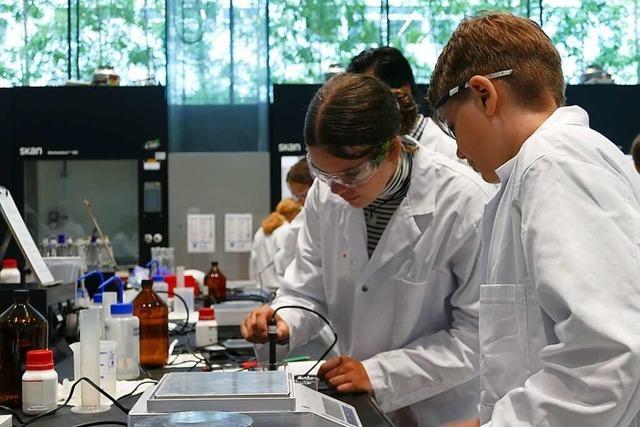 Seit 30 Jahren wird im Novartis Schullabor in Basel Neugier auf Wissenschaft geweckt