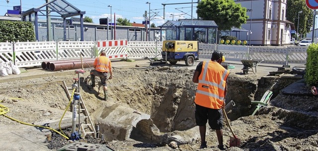 Am Bahnhof in Endingen entsteht derzeit ein neuer Kanalschacht.   | Foto: Ruth Seitz