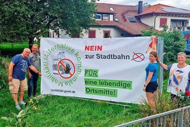 Aktion gegen die Straenbahn: Brgerinitiative stellt in Gundelfingen Banner auf