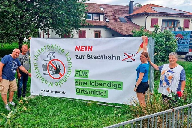 Die Banner der Brgerinitiative stehen in ganz Gundelfingen.  | Foto: Andrea Steinhart