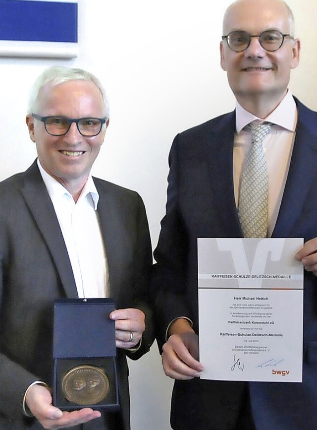 Michael Hettich (links) erhlt von Rai...Raiffeisen-Schulze-Delitzsch-Medaille.  | Foto: Sebastian Ehret