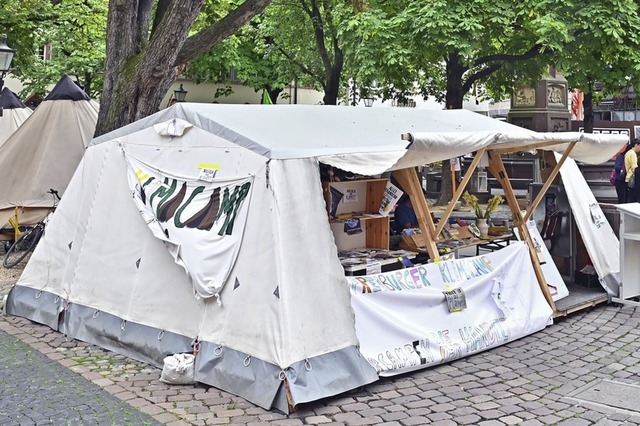 Seit mehr als einem Jahr gibt es das Klimacamp auf dem Freiburger Rathausplatz.  | Foto: Michael Bamberger