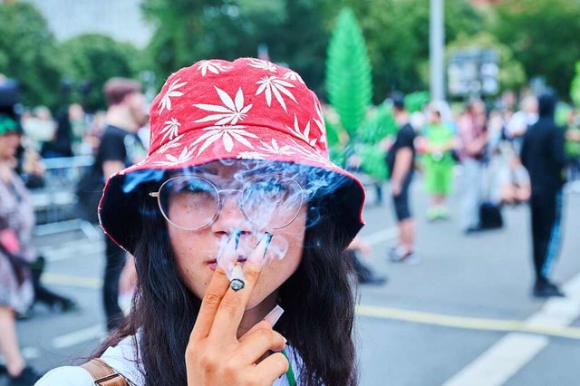 Sie darf knftig legal Cannabis konsum... Samstag auf der Hanfparade in Berlin.  | Foto: Annette Riedl (dpa)