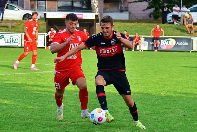 Tiziano Casalnuovo (links) vom FC Augg...Elzacher Florian Bhrer das Nachsehen.  | Foto: Daniel Thoma