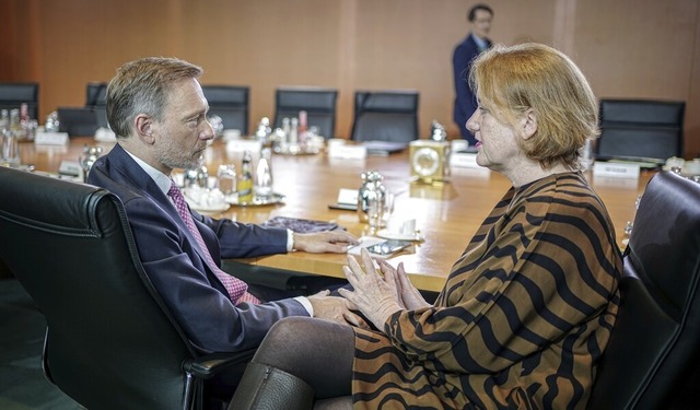 Christian Lindner und Lisa Paus beim Gesprch am Kabinettstisch  | Foto: Kay Nietfeld