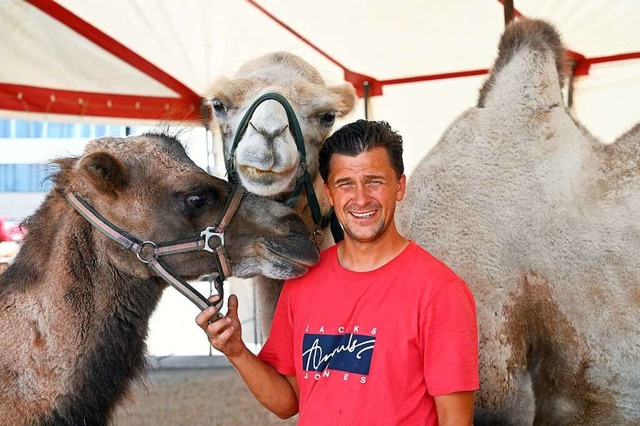 Zirkusdirektor Rudolf Rocky Renz mit zwei Kamelen  | Foto: Thomas Kunz