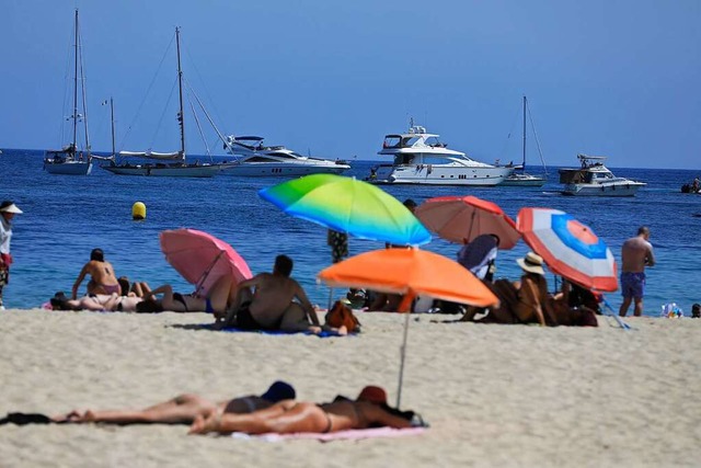 Menschen genieen den Tag am Strand in...en Gruppenvergewaltigung beschftigen.  | Foto: Clara Margais (dpa)