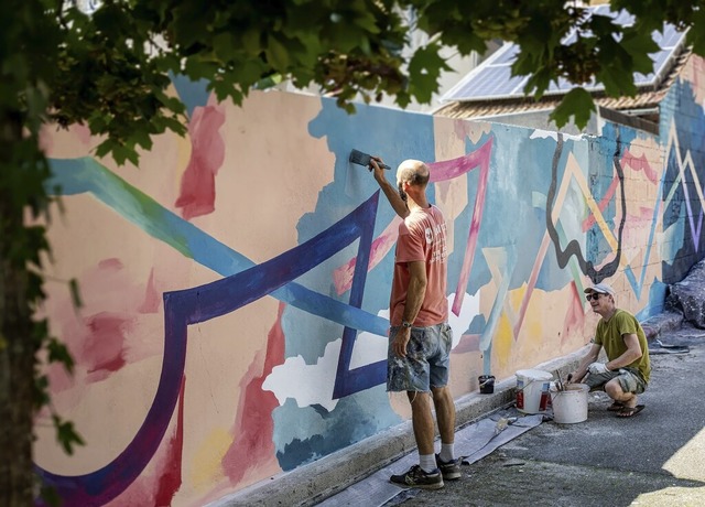 Elias Errerd (links) und Johannes Mund...platz des Penny-Markts in der Oststadt  | Foto: Fabian Linder