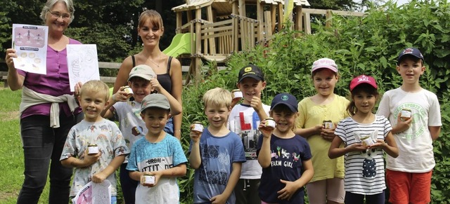 Die Kinder der Bienenexkursion freuten...en selbstgeschleuderten Honig im Glas.  | Foto: Marianne Bader