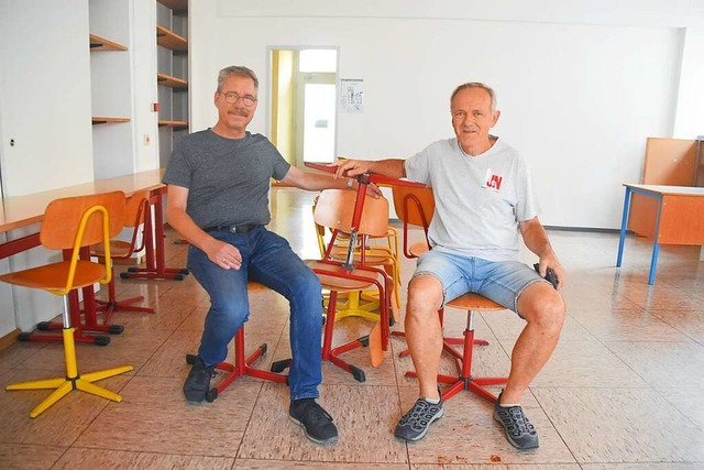Olaf Scheiblich (links) und Gerold Sch...beim Flohmarkt verkauft werden sollen.  | Foto: Nicolai Kapitz