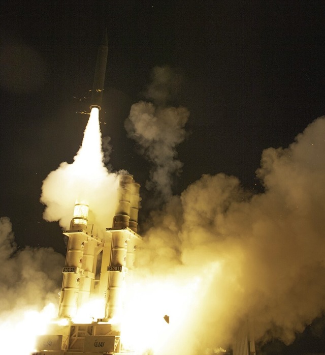 Hier ist der  Start einer Rakete des Abwehrsystems Arrow 3 zu sehen.  | Foto: - (dpa)