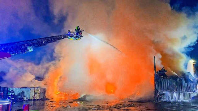 Groeinsatz mit rund 100 Feuerwehrleut...ernehmen MERB in Appenweier notwendig.  | Foto: Einsatz-Report24