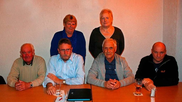 Sie leiten (noch) den Angelverein Iste...ild von 2015 fehlt Rudi Schmid junior.  | Foto: Reinhard Cremer