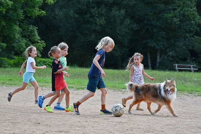 Das Fuballdress ist nicht obligatoris...ockeren Kicken der Kinder  in Fahrnau.  | Foto: Angelika Schmidt