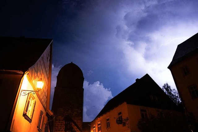 Ein Blitz erleuchtet den Himmel ber dem Hattersdorfer Tor in Selach  | Foto: Pia Bayer (dpa)