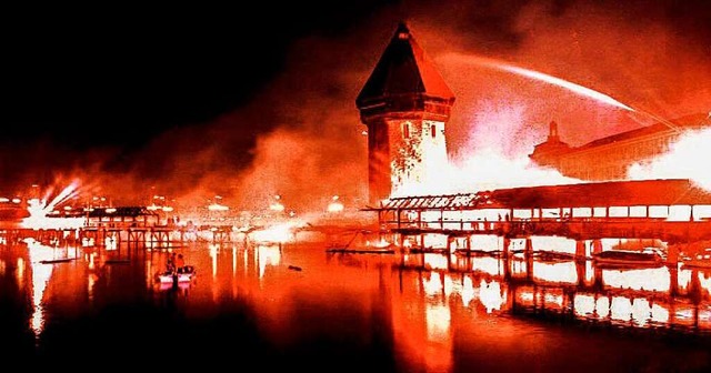Die Kapellbrcke in Luzern brannte am 18. August 1993 lichterloh.  | Foto: EPA (afp)