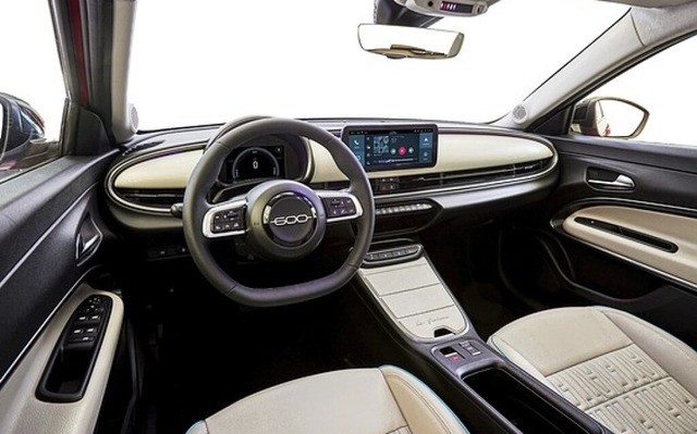 Das Cockpit sieht wie eine grere Version des 500ers aus.  | Foto: Fiat