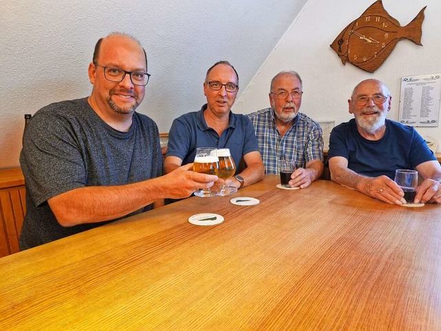 Am Stammtisch sitzen die Aquarianer he... Maier, Ernst Kramer und Hans Drechsle  | Foto: Maja Tolsdorf