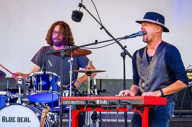 Die Band Blue Deal aus Offenburg hat s...chts Snger und Keyborder Joe Fischer.  | Foto: Paul Eischet
