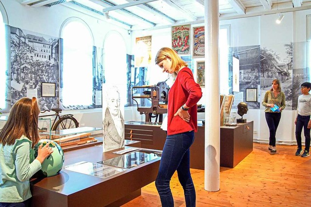 Besucherinnen betrachten Exponate der Dauerausstellung.  | Foto: Stadt Lahr
