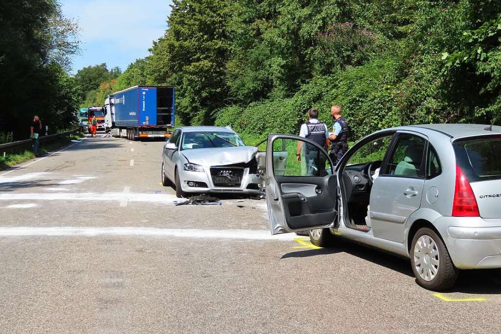 Schwerer Unfall Auf B34 Sorgt Stundenlange Sperrung - Bad Säckingen ...