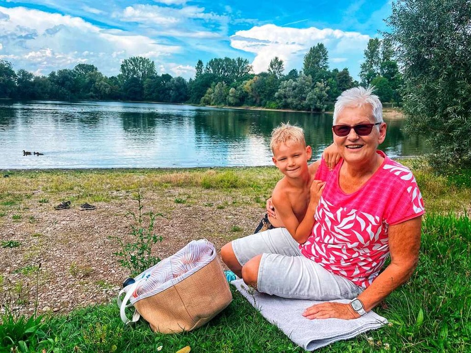 Ingrid Petersen und ihr Enkel Tom sitzen am Strand des Dietenbachsees.  | Foto: Carolin Johannsen