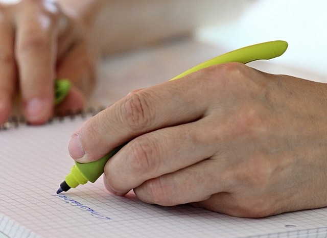 Eine Frau schreibt mit links.  | Foto: Martin Schutt (dpa)