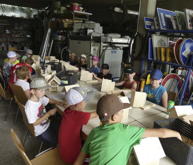 Fr die Kinder war das Bauen eines Ins...l am Donnerstag ein groartige Sache.   | Foto: Sigrid Schneider