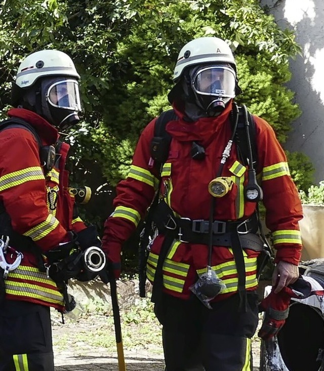 Atemschutztrger  holten den ausgebrannten Trockner ins Freie.  | Foto: Thomas Rhenisch