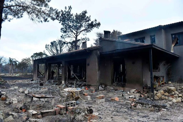 Ausgebranntes Haus in Saint-Andr in S...chsten Tagen wird es aber wieder hei.  | Foto: RAYMOND ROIG (AFP)