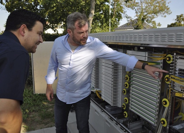 Der Leiter der Netzentwicklung bei Sti...eister Stefan Ostermaier die Technik.   | Foto: Rainer Ruther