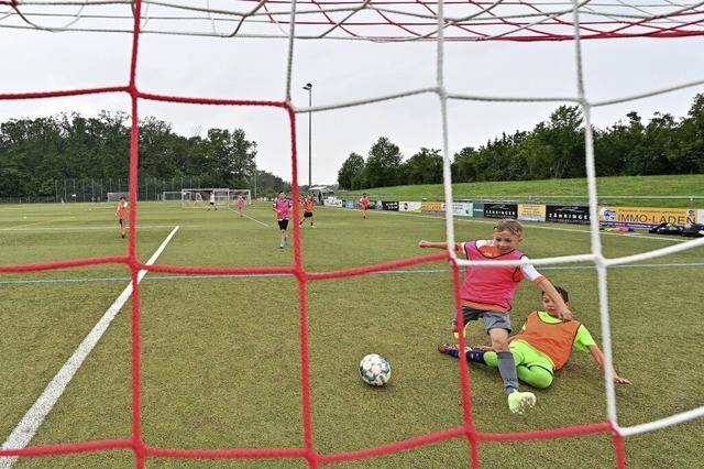 Fuballspielen beim Rieselfelder Sport...Jugendliche stehen auf der Warteliste.  | Foto: Michael Bamberger