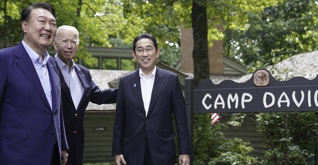 Gipfeltreffen am Freitag in Camp David... Biden (USA) und Fumio Kishida (Japan)  | Foto: Andrew Harnik (dpa)
