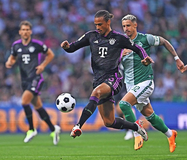 Leroy San  strmt los und erzielt Sekunden spter das 1:0 fr die Bayern.  | Foto: INA FASSBENDER (AFP)