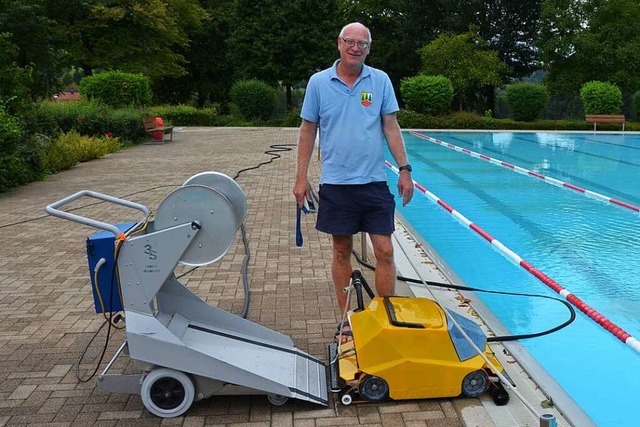 Bademeister Thomas Kirnberger in Simon...tzroboter frs Eintauchen vorbereitet.  | Foto: Felix Lieschke-Salunkhe