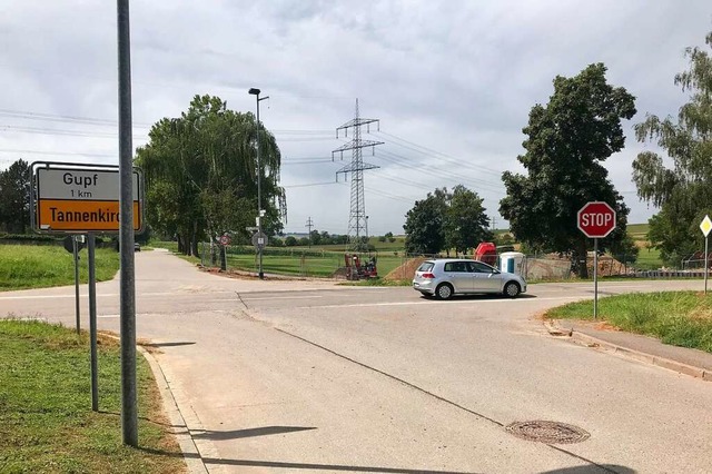 Rechts des Stoppschildes wird die Querungshilfe entstehen.  | Foto: Jutta Schtz