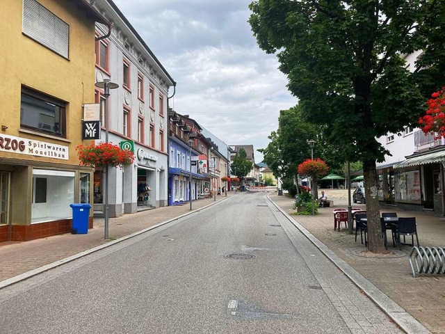 Kaum jemand ist im  abgesperrten Teil der Hauptstrae von Wehr zu sehen.    | Foto: Annemarie Rsch