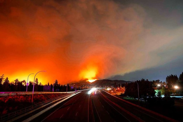 Flammeninferno ber den Hgeln von West Kelowna in British Columbia  | Foto: DARREN HULL (AFP)