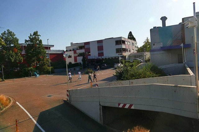 Der Platz zwischen Kaufringparkdeck, O...m Rathausplatz sollumgestaltet werden.  | Foto: Ulrich Senf