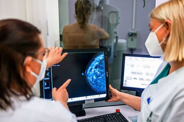 Medizinisches Personal untersucht bei ...g die Brust einer Frau auf Brustkrebs.  | Foto: Hannibal Hanschke (dpa)