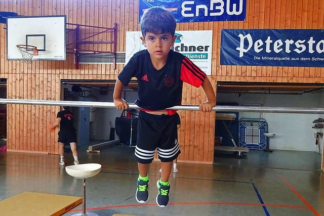 Ein Nachwuchssportler am Reck bei der Ferienspielaktion in Rheinhausen.  | Foto: Alexander Steinmeier