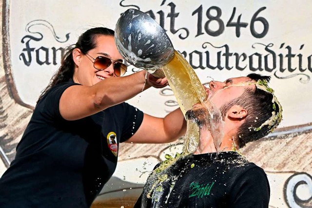 Am Ende der Biertaufe in der Familienb...r fr den neuen Gesellen Fabian Hauck.  | Foto: Wolfgang Scheu