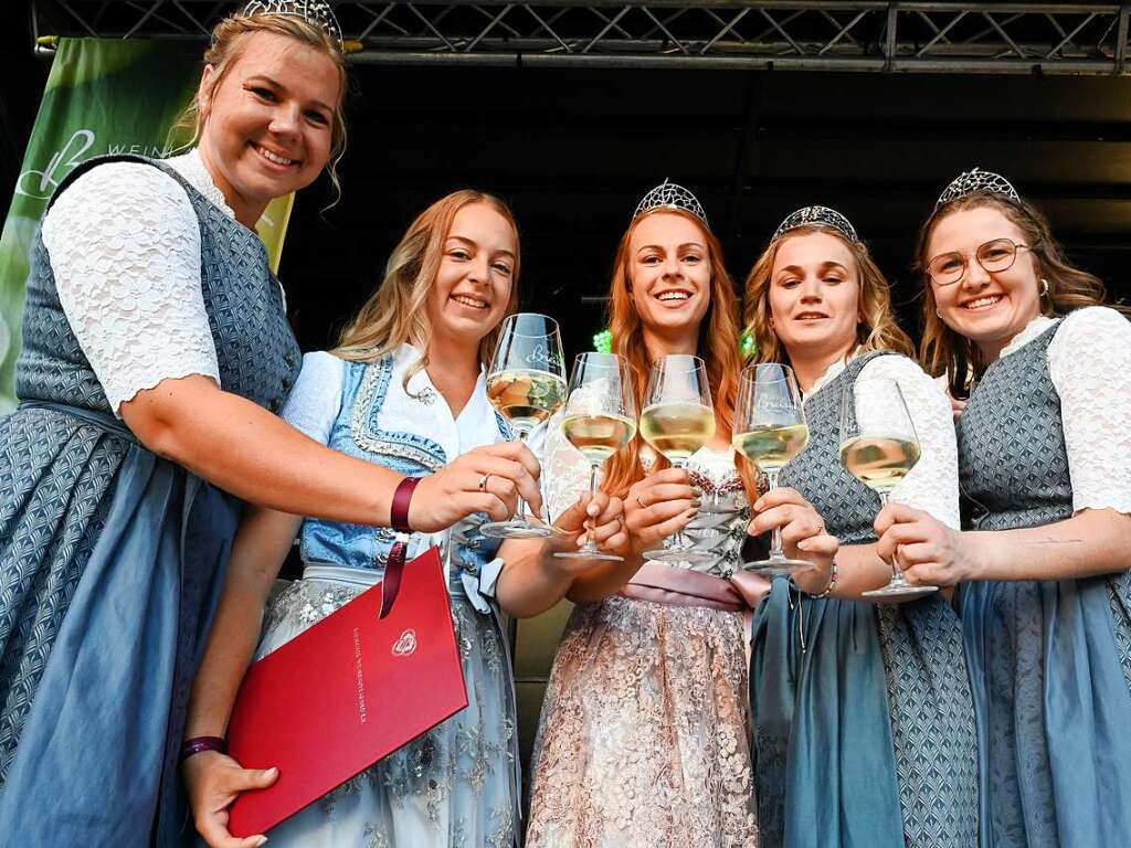 Die neue Breisgauer Weinprinzessin Jenny Ringwald (2.v.l.) mit (v.l.) Weinprinzessin Alisa Hll, Vorgngerin Carina Kratt, der Badischen Weinknigin Julia Noll und Weinprinzessin Katharina Bruder.