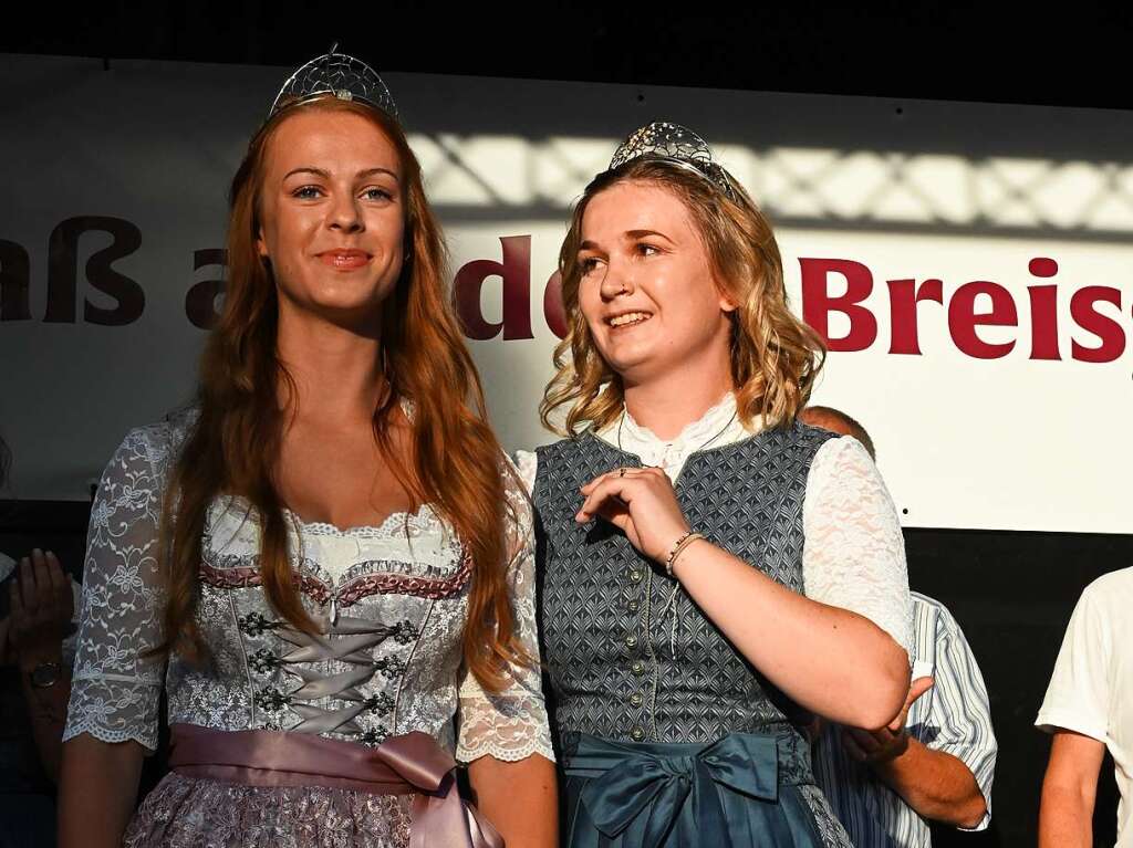 Weinknigin Julia Noll (rechts) krnt die neue Weinprinzessin Jenny Ringwald.