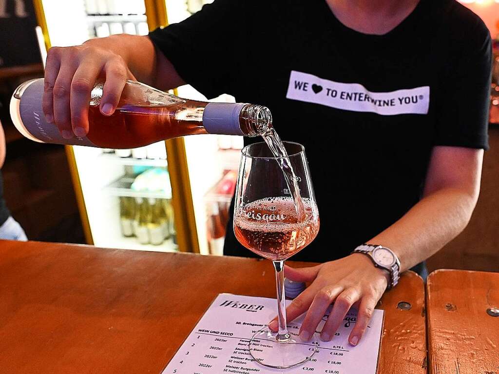 Darf beim Weinfest nicht fehlen: ein khler Tropfen.