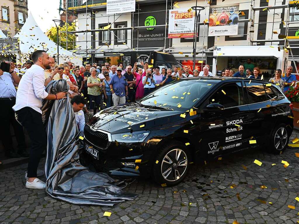 Der Dienstwagen der Weinprinzessin im Konfettiregen