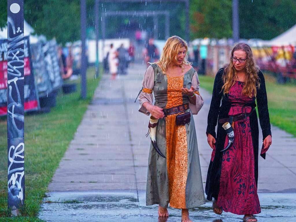 Ob mittelalterlich gewandet oder zivil: Die Besucher des Mittelalterlich Phantasie Spectaculum in Weil am Rhein hatten jede Menge Spa beim Festival.